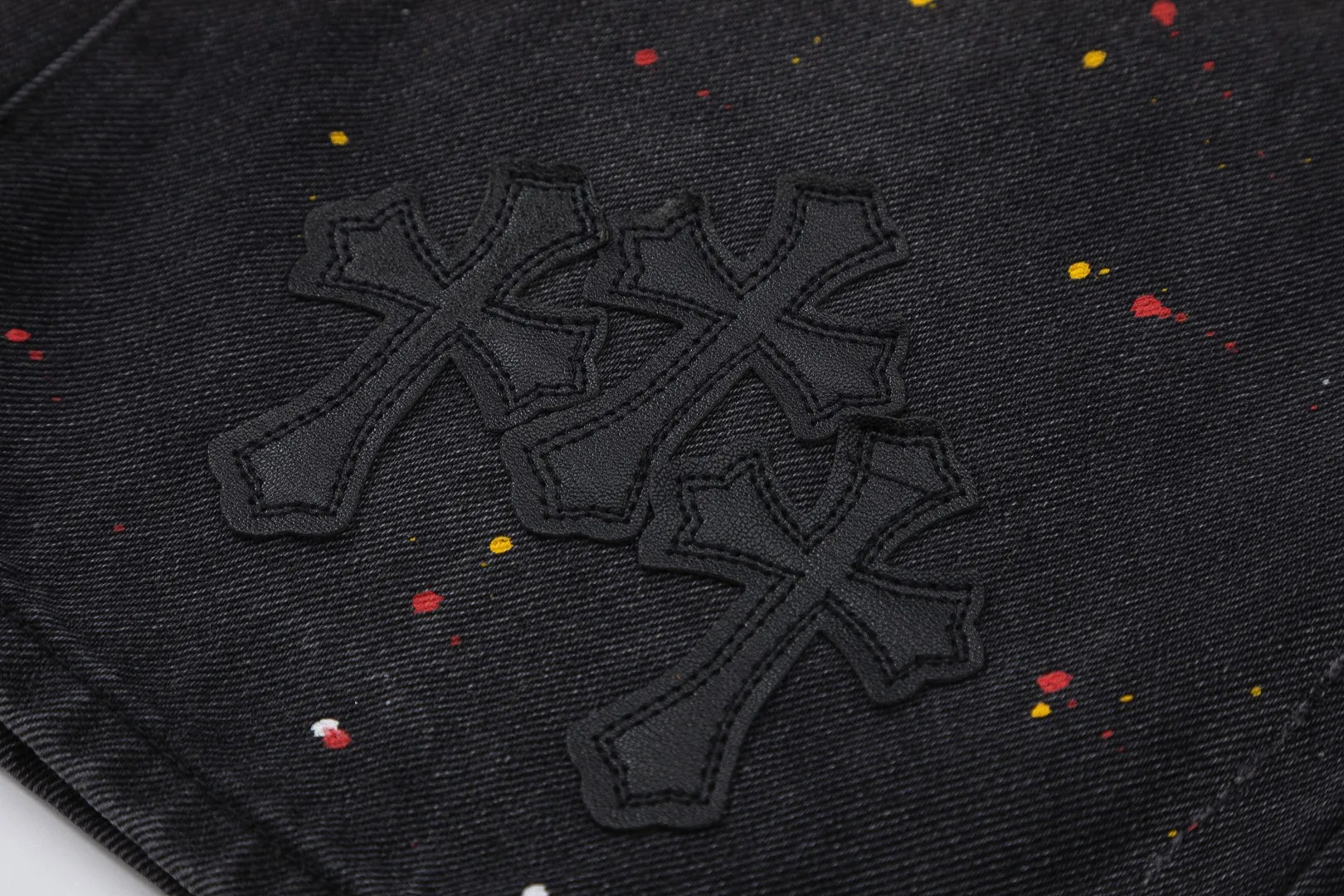 KE927#P180 The only correct leather label version on the market Chrome Hearts CH Cross embroidery distressed jeans Top ceiling quality 100% correct version The correct version is here!  Believe me this must be the best quality you will ever come across! ! Excellent value for money! !  Styles with different washes and textures are very friendly to people with thin legs and thick legs. The straight version is very flattering to the shape of the legs. The moderate length is timeless and easy to match. It is the basis of various styles and a must-have in the wardrobe! ! Add a little stacking to easily control the clean fit trend that has exploded this year. The fabric is stiff but also makes the upper body soft without losing texture. The sides and cuffs of some styles have a bone-wash effect. The vintage flavor pops up all at once. It’s really hard not to love it! ✅Correctly customize the Croxin metal leather label on the back panel. It is not sold directly with the cross on the finished jeans. 1:1 copying strives for excellence and the details are perfectly grasped. ✅The cross leather label is clear and smooth. Exquisite turning top craftsmanship. ✅Buttons, zippers and hardware are all customized versions of the Croxin LOGO. ✅High-cost washing process. Size: 28 30 32 34 36 (5 sizes)